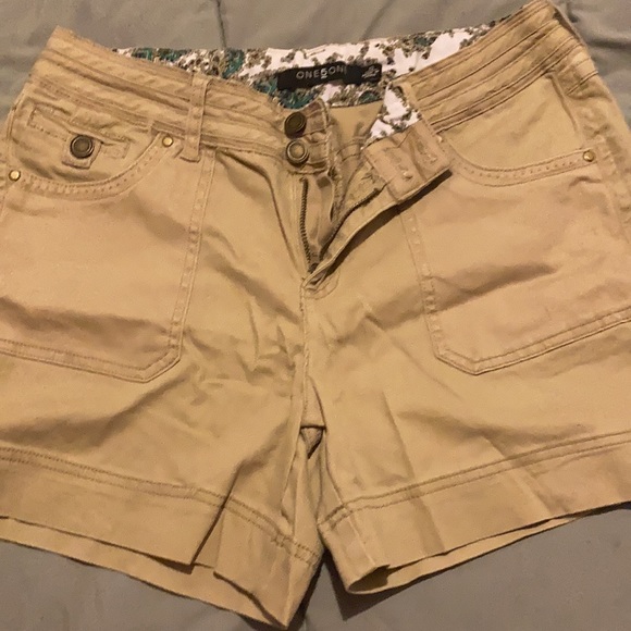 Purses, sweaters, jeans, shirts, shoes, and much more… - Picture 12 of 17